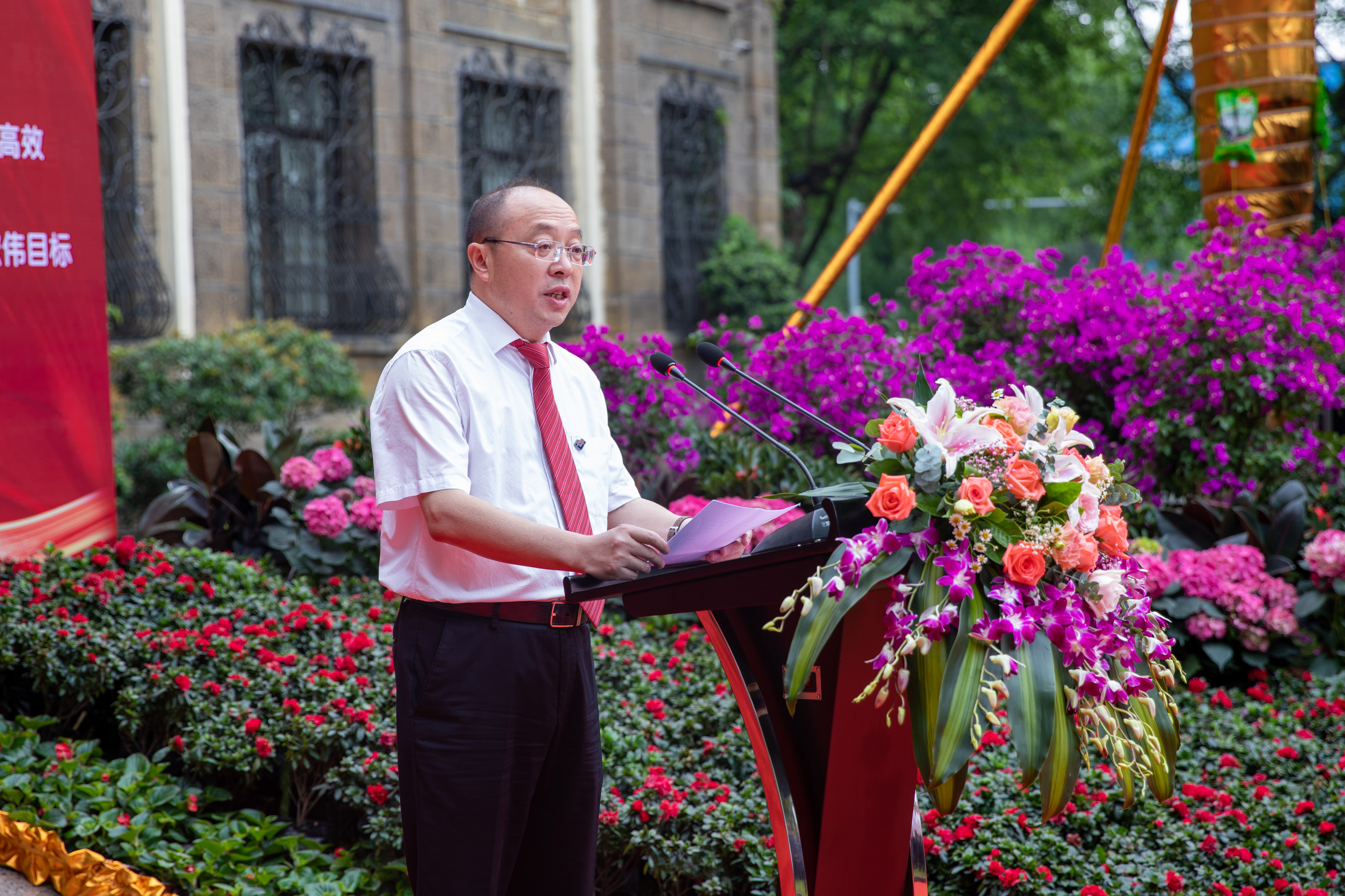 坚守底线 砥砺前行——杏彩平台官网，杏彩体育官网隆重举行升旗仪式(图3)